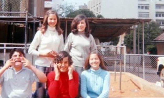 Siamo seduti in quella zona estrema del cortile, vicino alle autorimesse